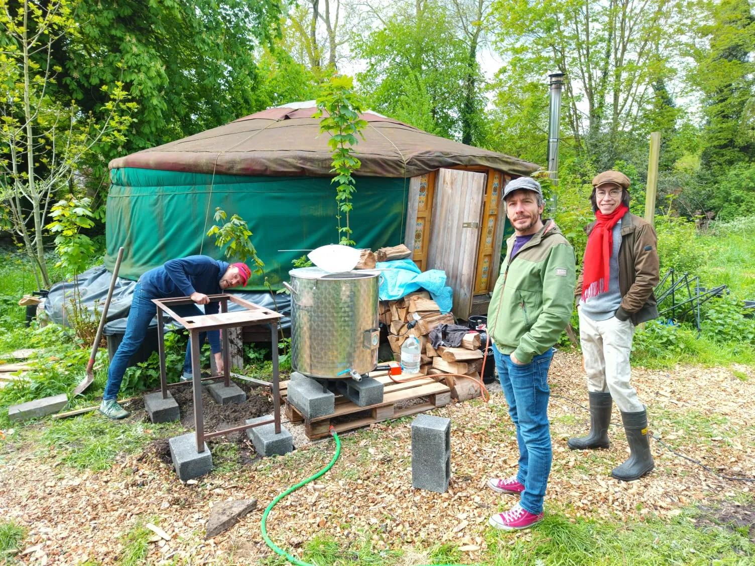 Brassage de bière devant la yourte du parc