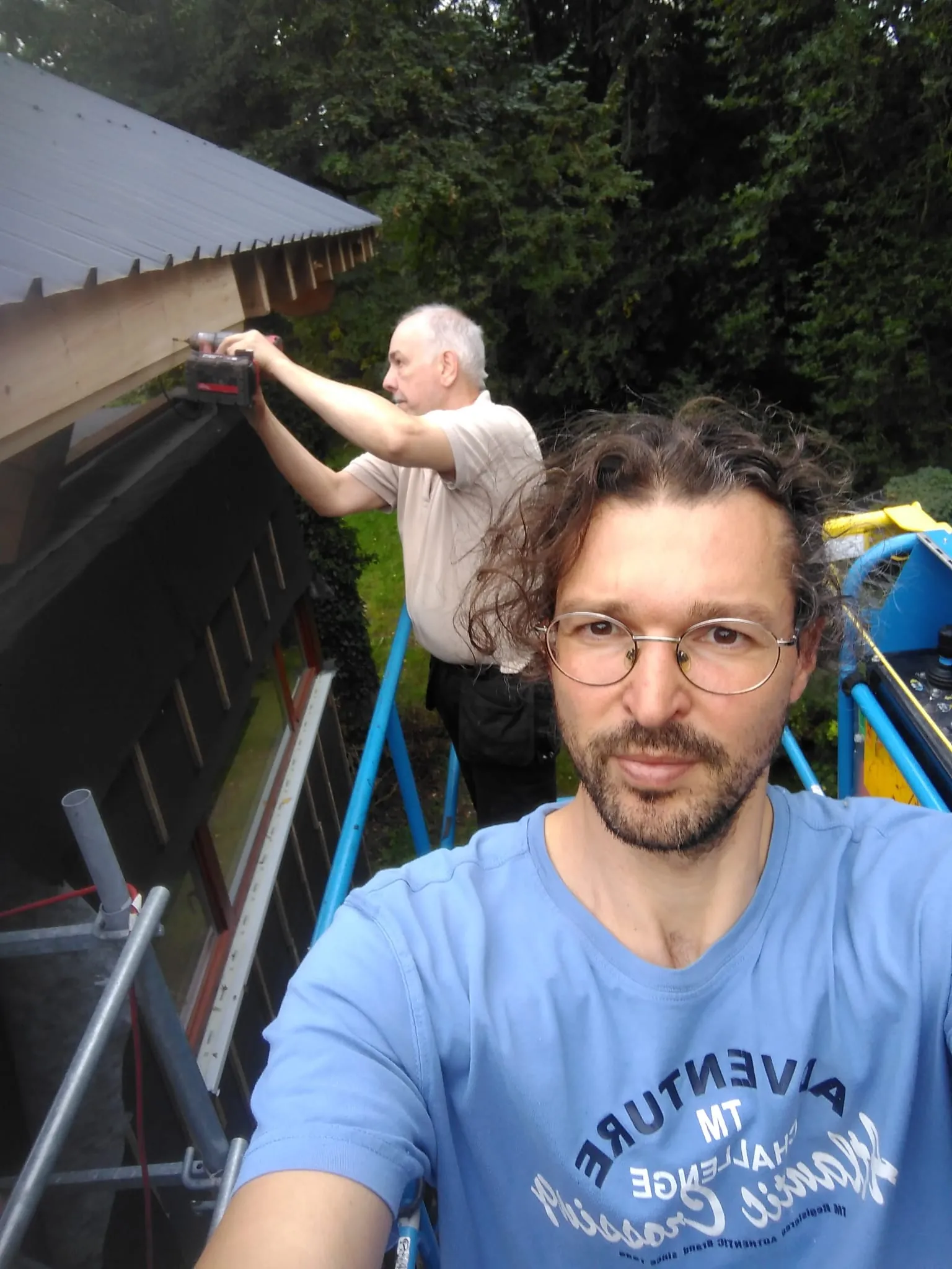 Deux habitants sur l'échafaudage du toit