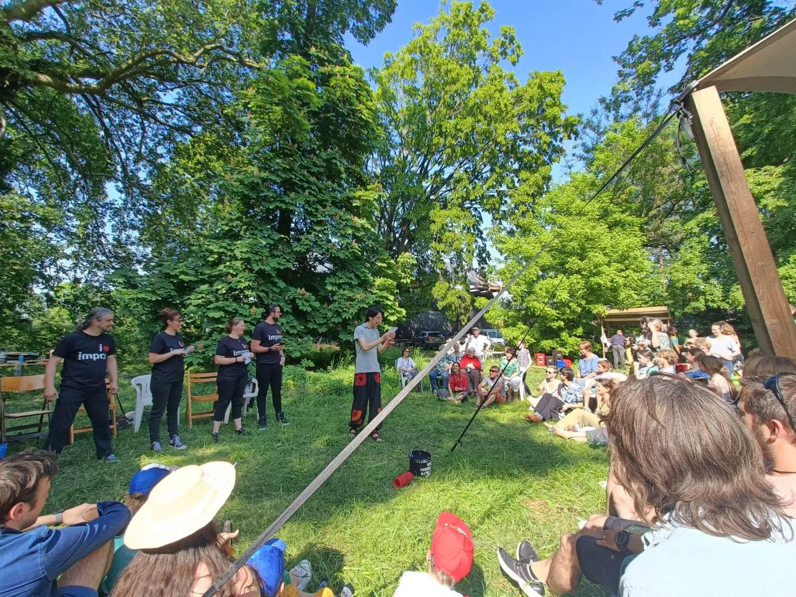 Spectacle en plein air devant le public, sous les arbres
