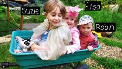 Suzie, Élisa et Robin dans une charrette
